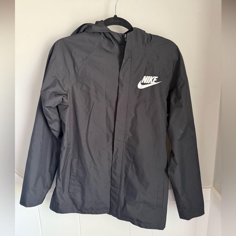 Nike Youth Storm-Fit black windbreaker XL